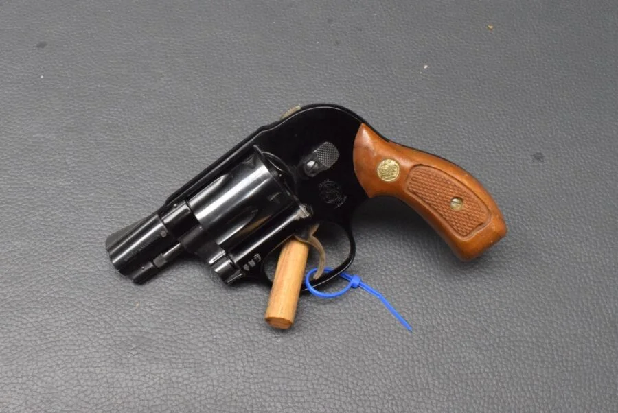 Smith & Wesson Modell 38 Airweight, Kaliber 38 Special, Revolver, 2″ Lauf, Holzgriff, sehr gut